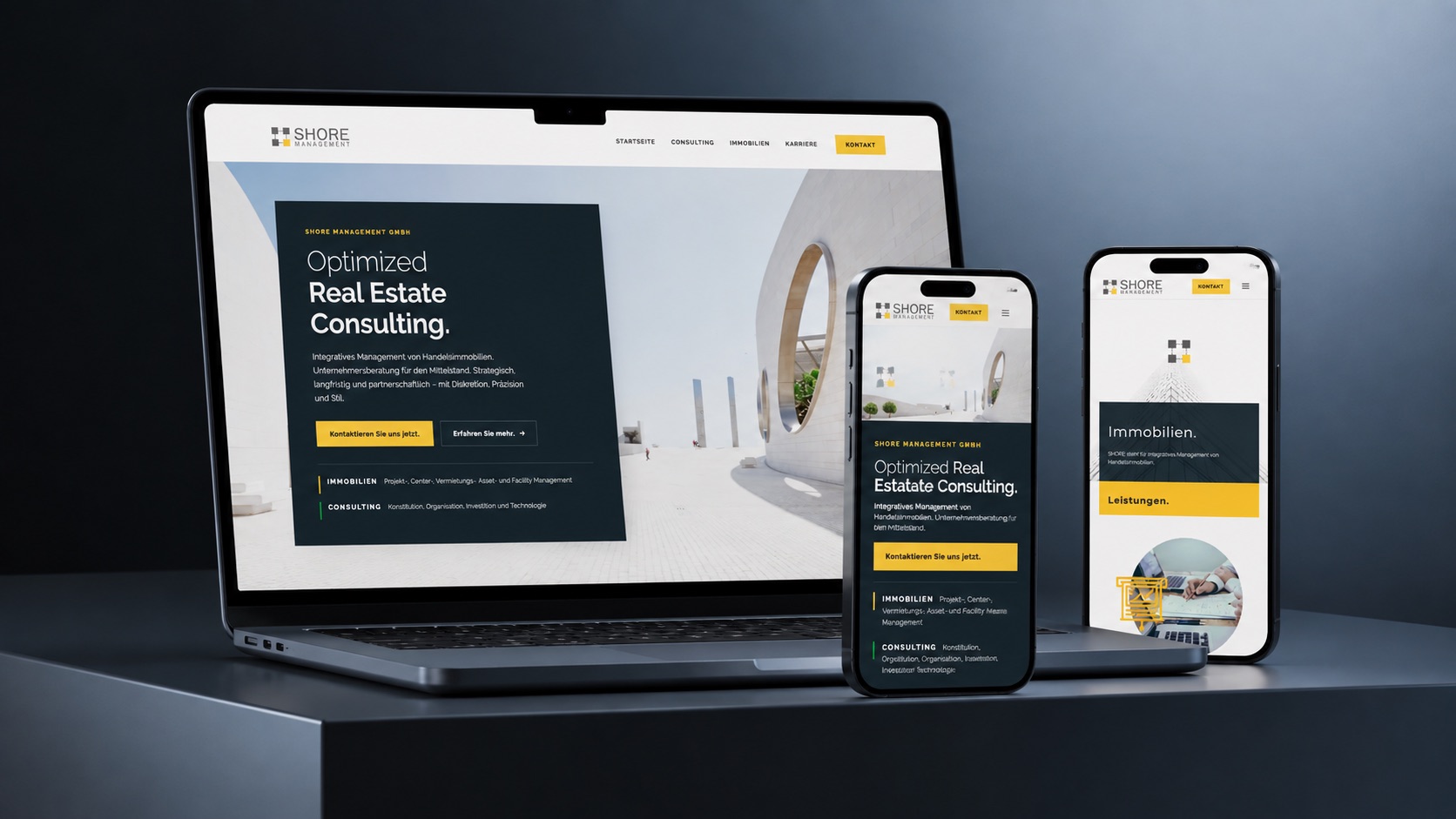 Website von Shore Real Estate auf Laptop und zwei Smartphones in einem dunklen Raum
